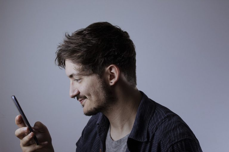 Como negociar dívidas pelo celular sem estresse?