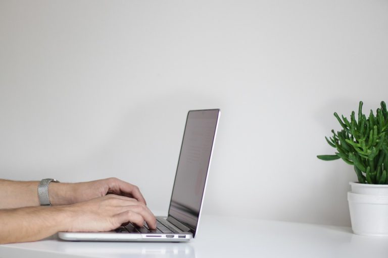 A Revolução do Atendimento Jurídico: Advogado Online vs. Escritório Tradicional