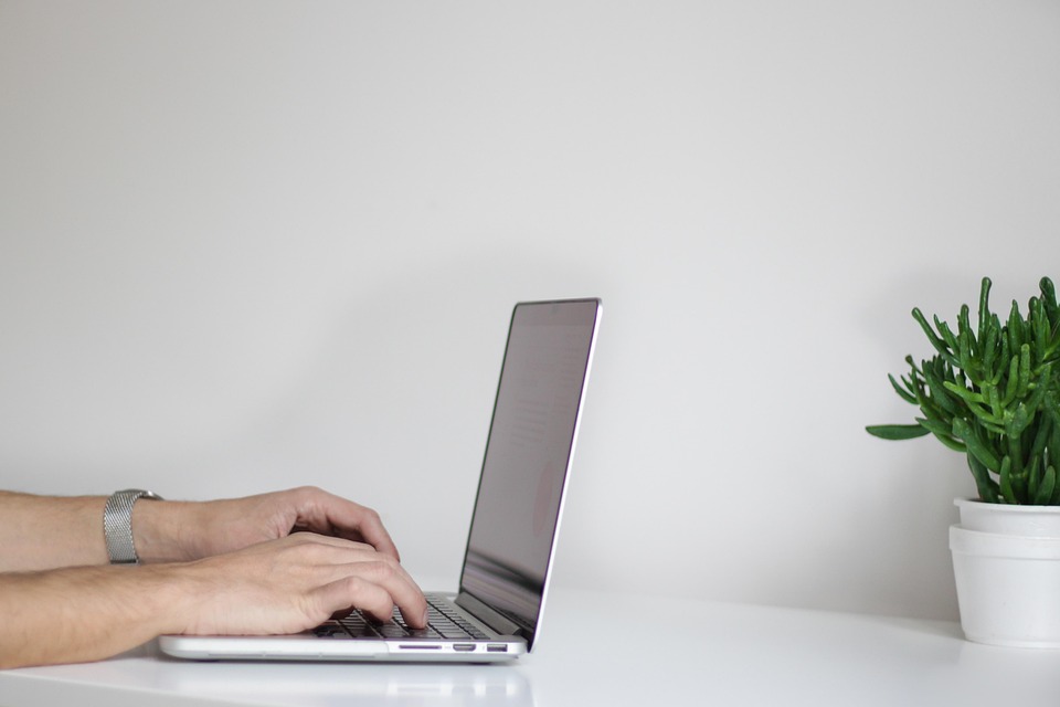 A Revolução do Atendimento Jurídico: Advogado Online vs. Escritório Tradicional