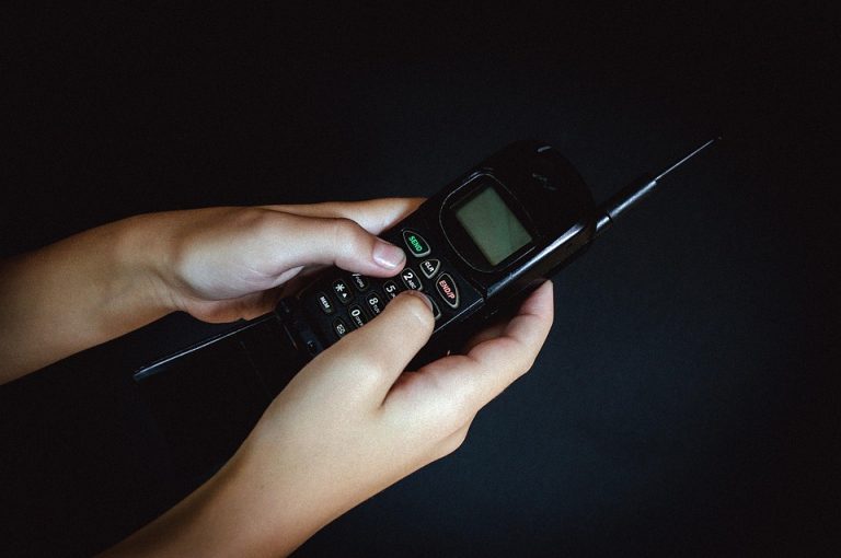 Como a Linguagem Pode Influenciar a Resposta em Cobranças por SMS