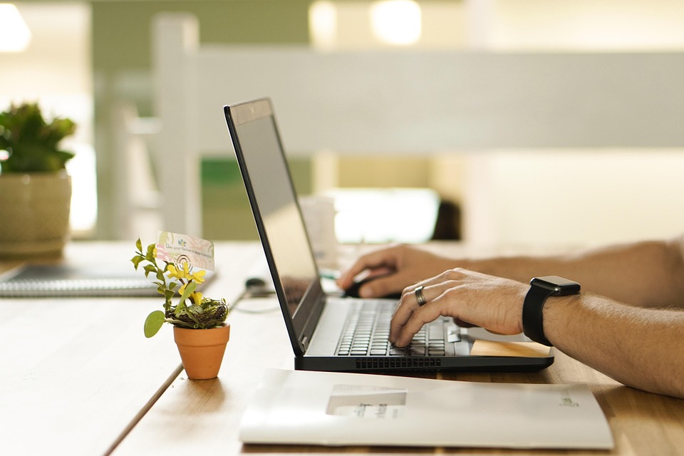 Contratar um Advogado pela Internet: O Que Você Precisa Saber