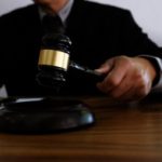 advogado-batendo-com-gavel-no-tribunal-conceito-de-justica-e-direito-300x196-1.jpg