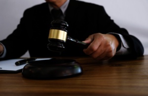 advogado-batendo-com-gavel-no-tribunal-conceito-de-justica-e-direito-300x196-1.jpg