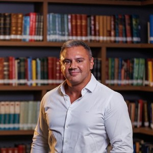 author.jpg._PROC_AC461397AT1AP11.jpg