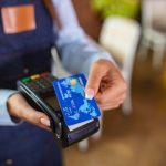 conceito-de-pagamento-sem-contato-feminino-segurando-cartao-de-credito-perto-da-tecnologia-nfc-no-cl.jpeg