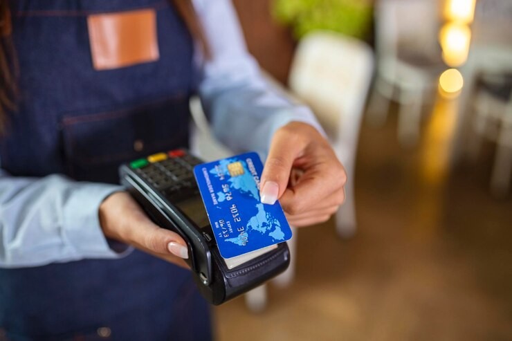 conceito-de-pagamento-sem-contato-feminino-segurando-cartao-de-credito-perto-da-tecnologia-nfc-no-cl.jpeg