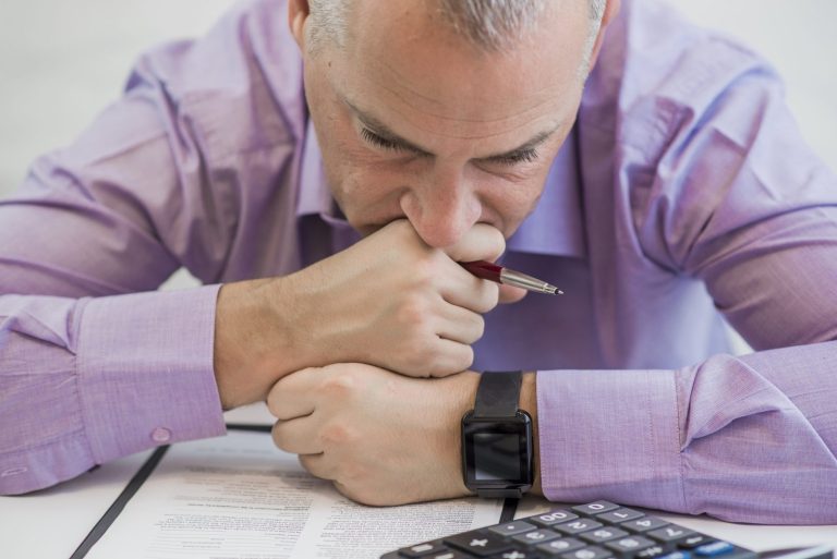homem-de-negocios-triste-e-triste-deprimido-scaled.jpg